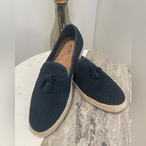 Aldo men casual size 9.Navy Blue Suede material. Very diverse,dress up or down.